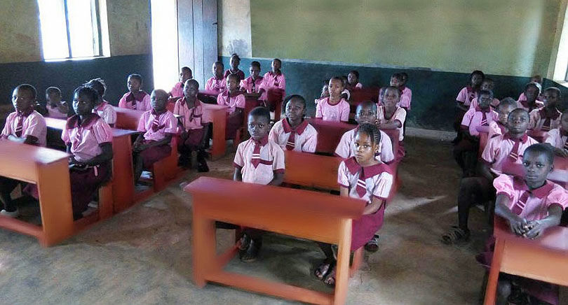 Neue Bänke für eine Schule in Ugwaka-Ola 